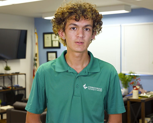 Michael Vaquilar giving a guided campus tour