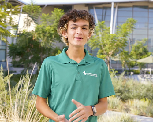 Michael Vaquilar giving a guided campus tour