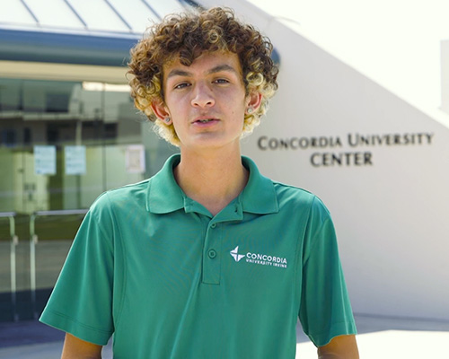 Michael Vaquilar giving a guided campus tour