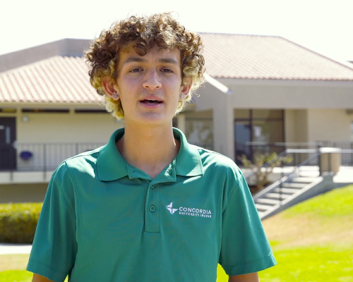 Michael Vaquilar giving a guided campus tour