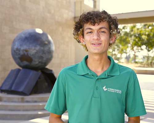 Michael Vaquilar giving a guided campus tour