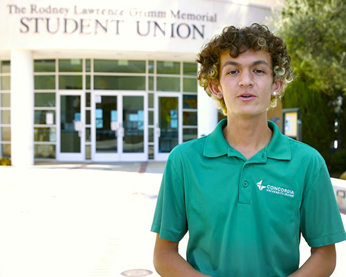 Michael Vaquilar giving a guided campus tour