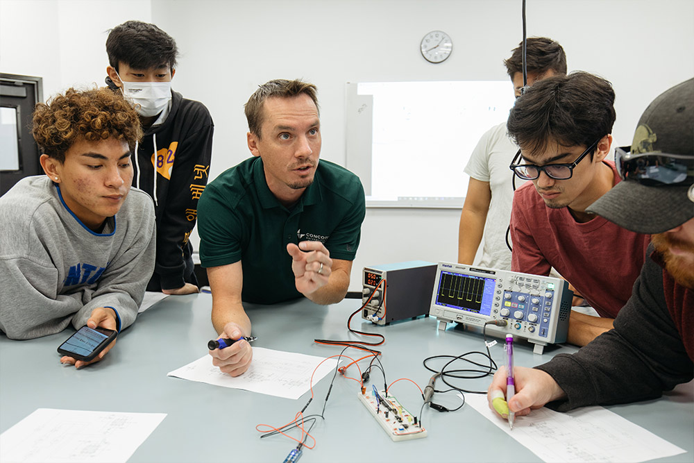 Class in the Engineering and Computer Science lab.