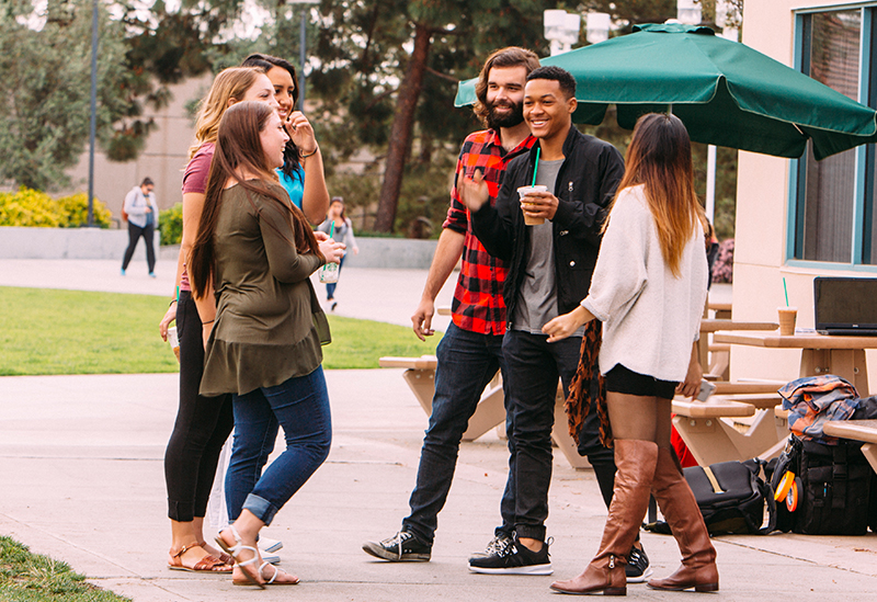 Students In Front of Emendaré