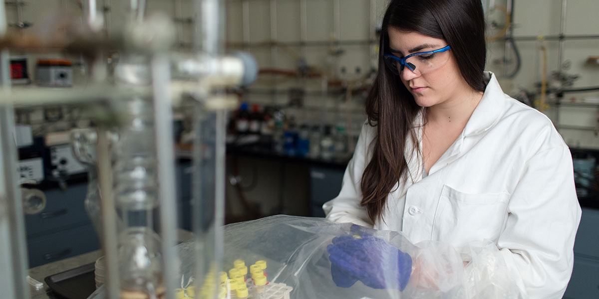 Cecilia Eiroa in lab