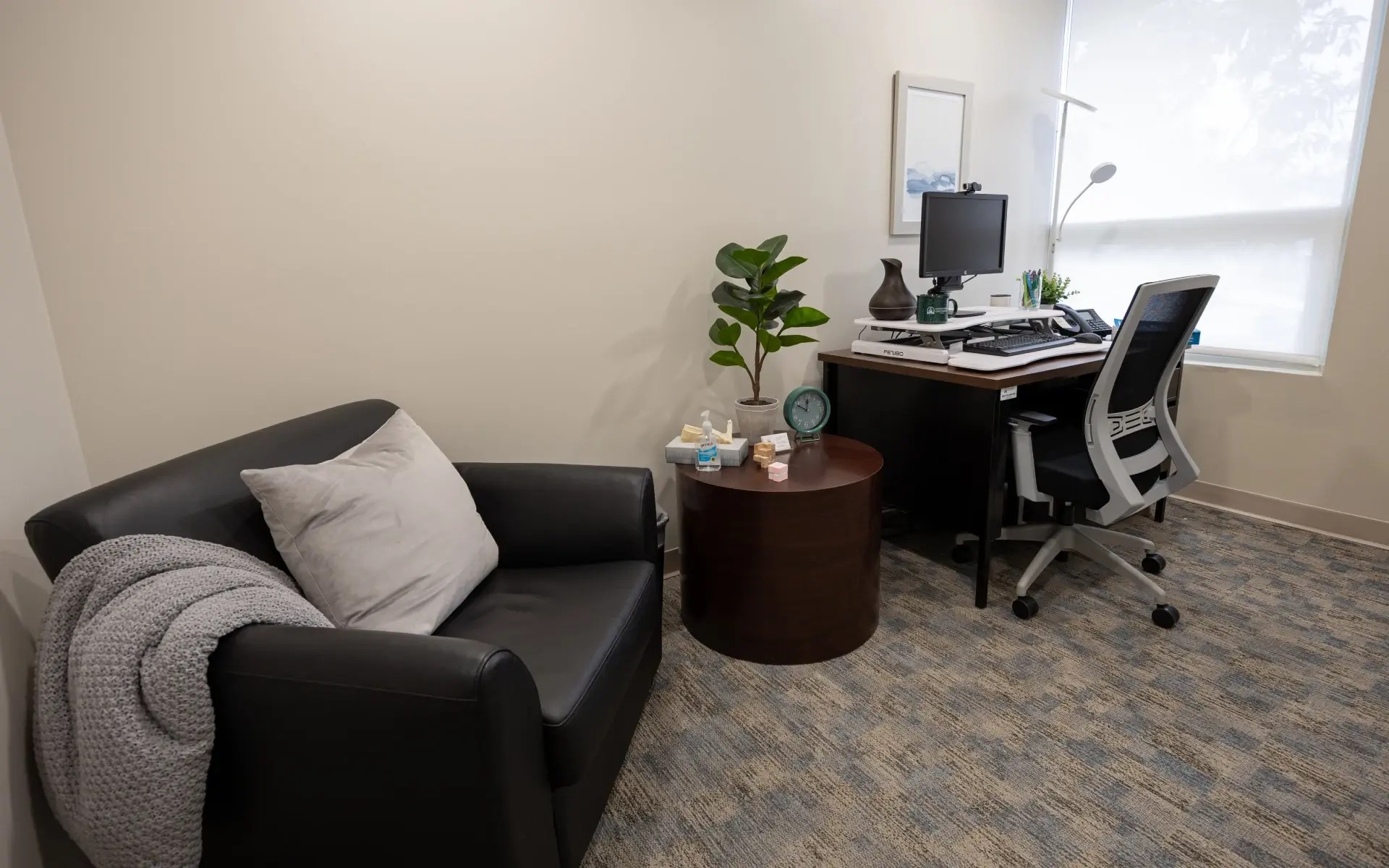 A chair and a desk in a room